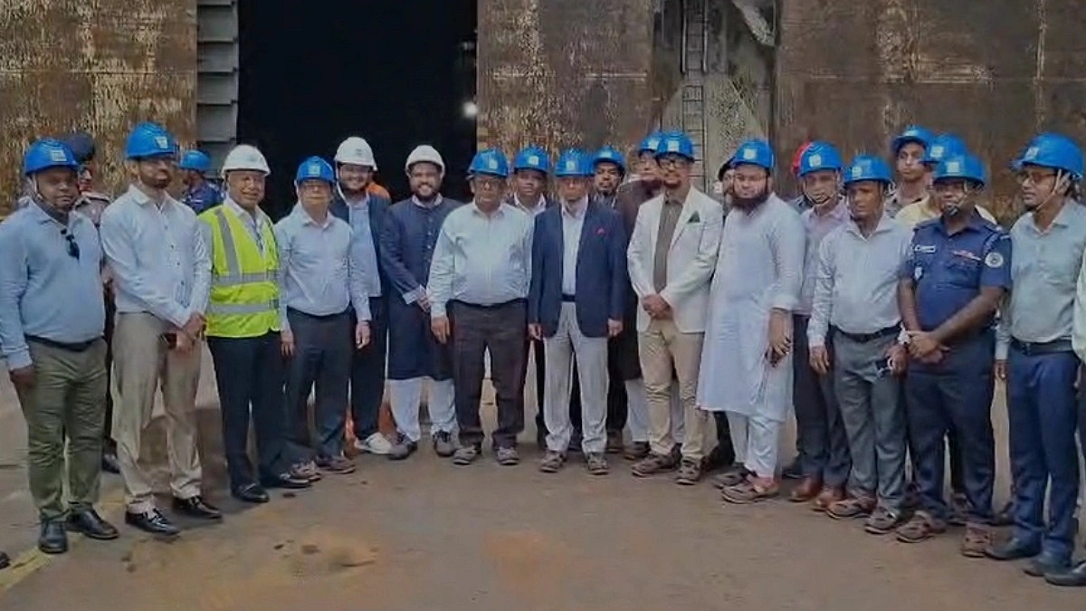 সীতাকুণ্ডে শিপ রিসাইক্লিং ইয়ার্ড পরিদর্শনে মন্ত্রী, কর্মসংস্থান বাড়ানোর তাগিদ