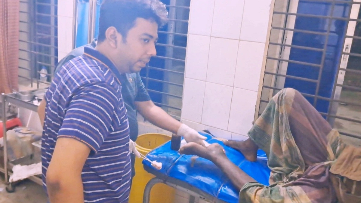 শেরপুরে অসুস্থ অজ্ঞাত ব্যক্তিকে হাসপাতালে নিলেন সাংবাদিকরা