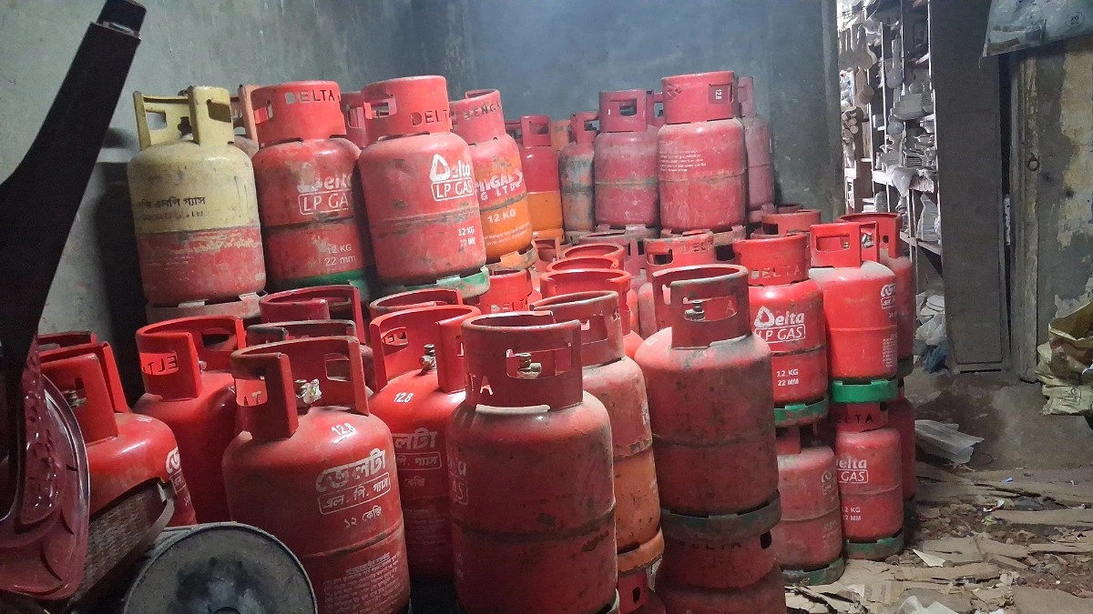 খালি সিলিন্ডার হাতে দোকানে দোকানে ঘুরছেন ক্রেতারা