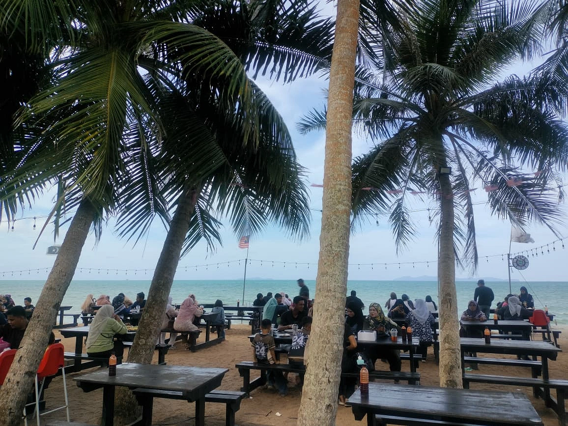 সৈকত-লাগোয়া দুপুরের খাবার স্থান