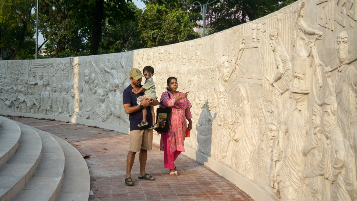 উদ্যান ঘুরে দেখছে এক পরিবার