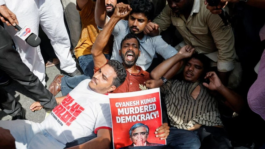 ভারতে বিক্ষোভকারীদের দাবি, জ্ঞানেশ কুমার গণতন্ত্র ধ্বংস করছেন। ছবি: পিটিআই