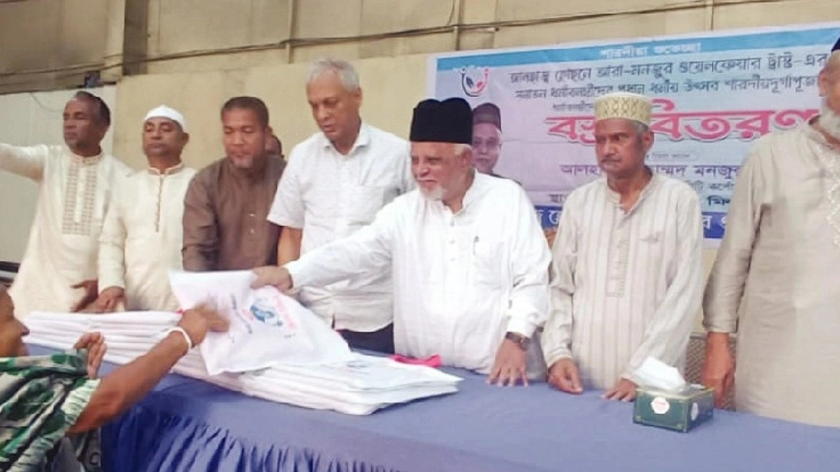 বিএনপি নেতাদের সঙ্গে নিয়ে সনাতনীদের উপহার দিলেন মনজুর আলম