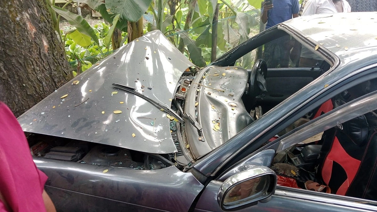 গাছের সঙ্গে প্রাইভেটকারের ধাক্কা, প্রাণ গেল শিশুর