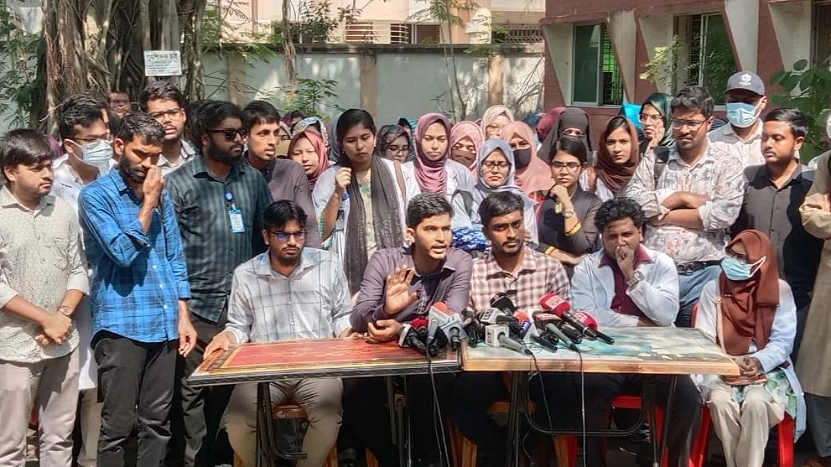 রামেকে ওষুধ-সরঞ্জাম সরবরাহের দাবিতে ইন্টার্নদের কর্মবিরতি