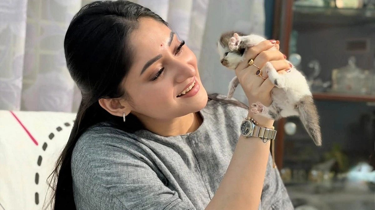 বিড়াল কাঁধে পূজা চেরি, ‘কোমলতা ধরে রাখার সিদ্ধান্ত নিয়েছি’