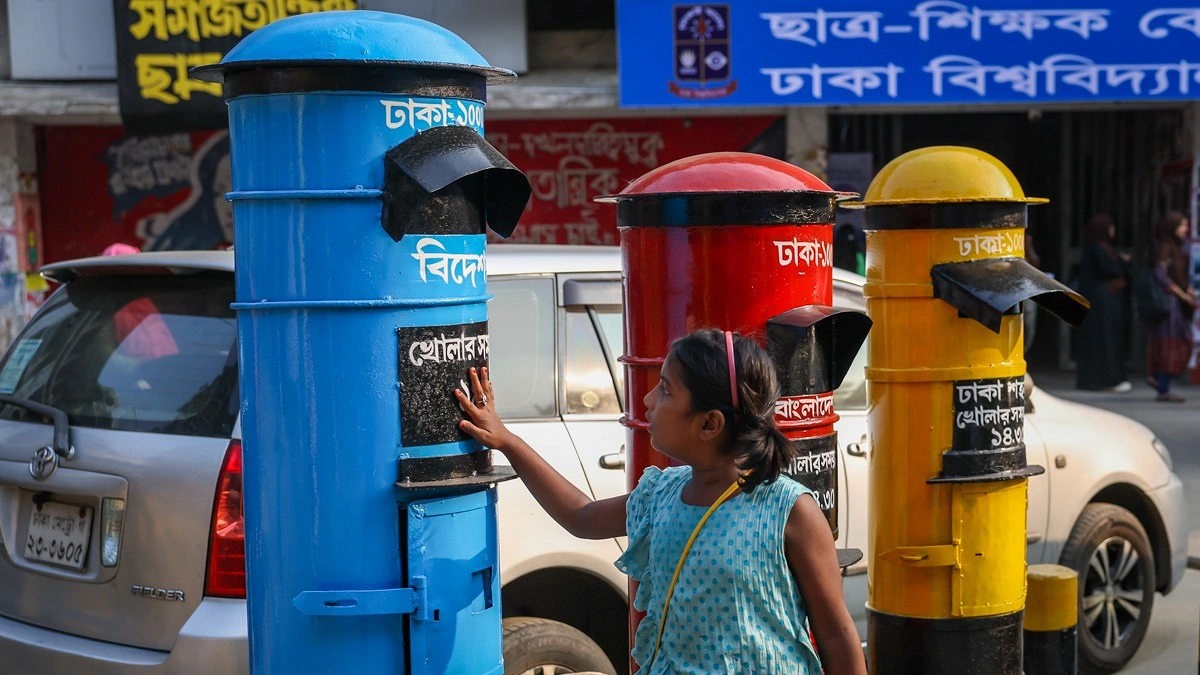 প্রদর্শনীতে রাখা চিঠির বাক্স দেখছে এক শিশু