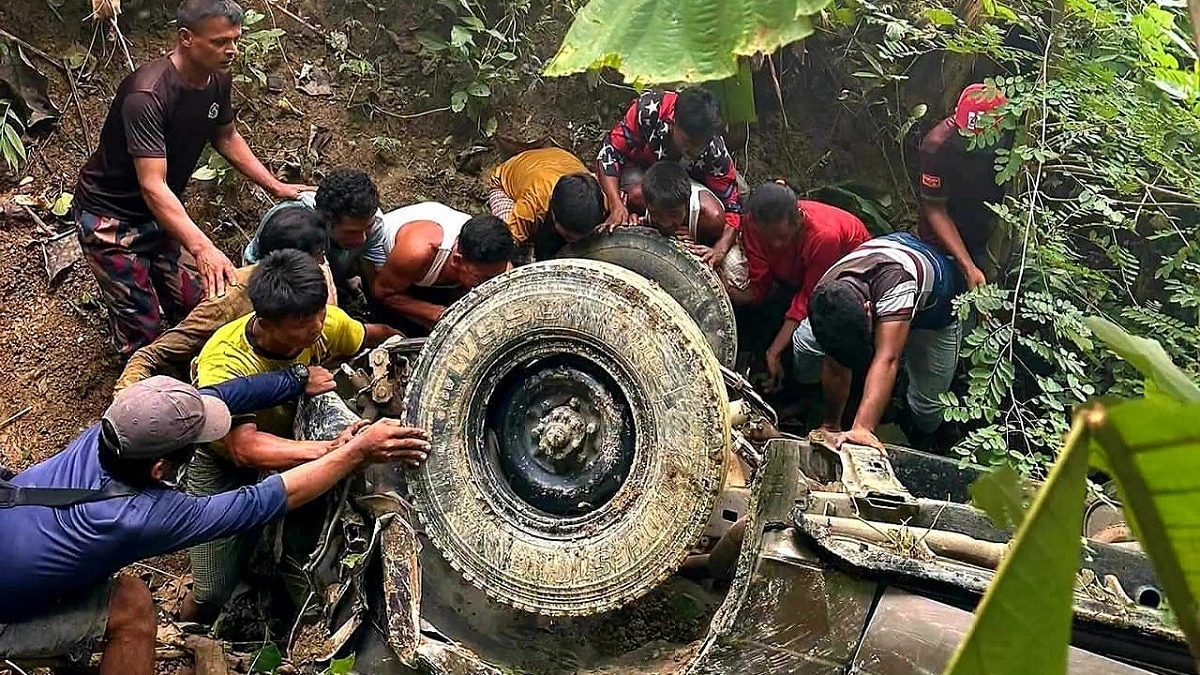 পর্যটকবাহী চাঁদের গাড়ি খাদে, নিহত ২