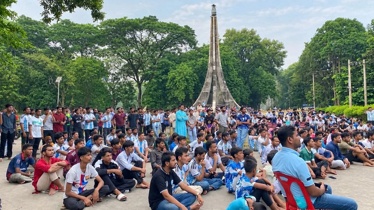 চট্টগ্রাম বিশ্ববিদ্যালয়ের বড় পর্দায় মেসির বিদায়ী ম্যাচ
