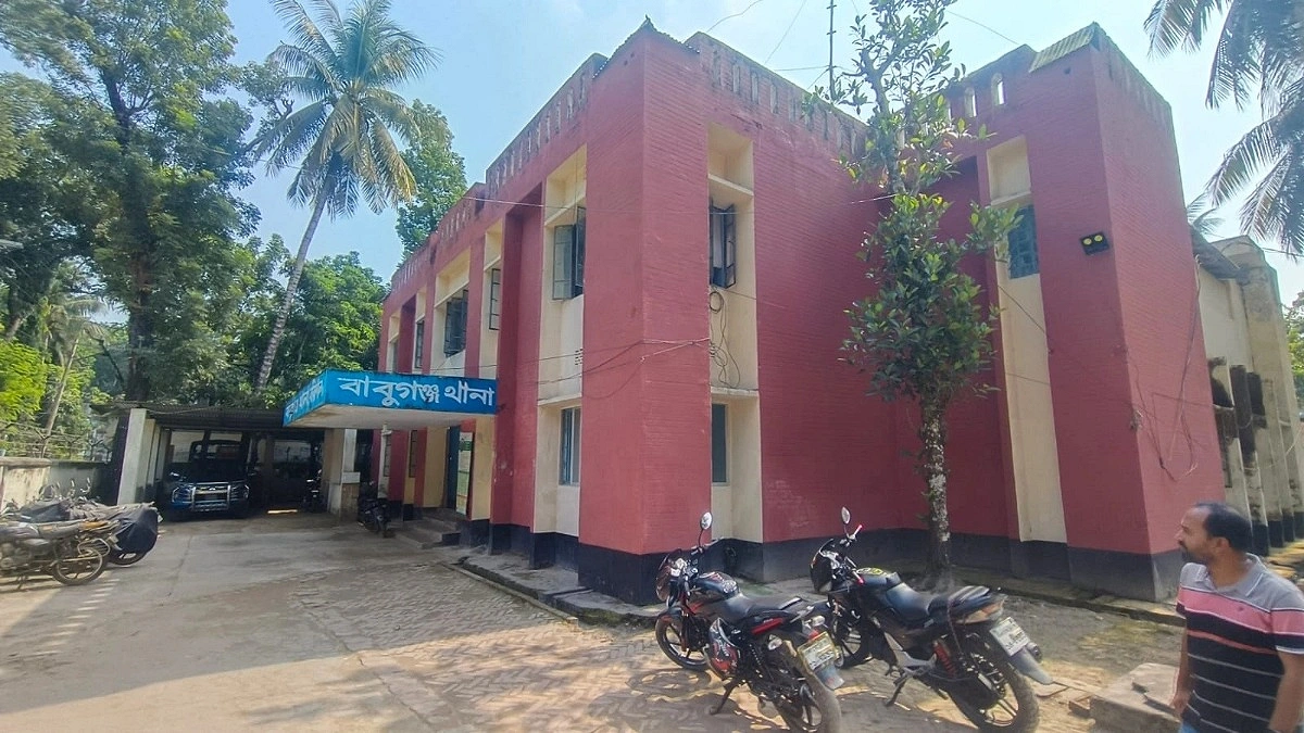 জরাজীর্ণ বাবুগঞ্জ থানা ভবন, ঝুঁকি নিয়ে চলে পুলিশি কার্যক্রম