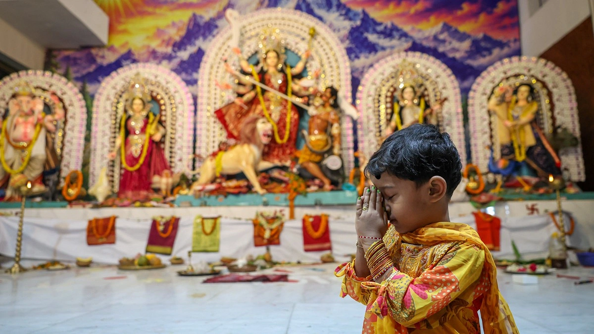 মণ্ডপে উৎসবের আমেজ