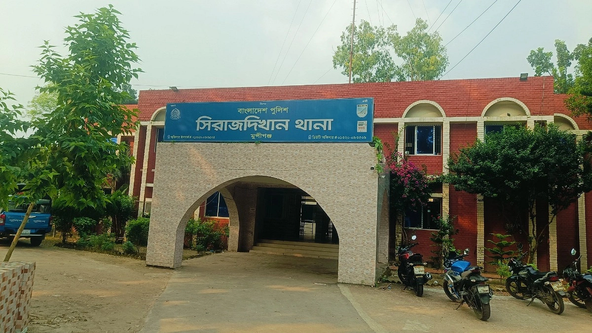 নিষিদ্ধ আ. লীগ সভাপতিকে ছাড়াতে থানায় বিএনপি নেতা!