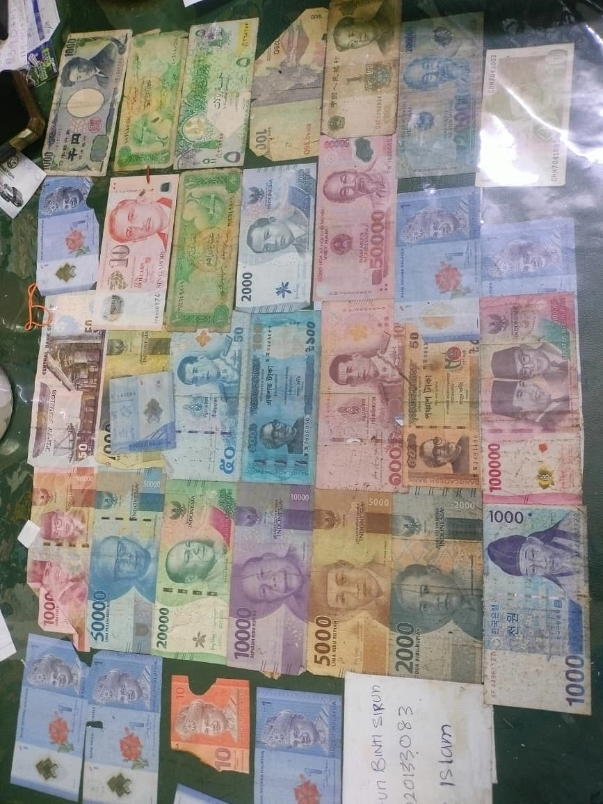 ক্যাশে রাখা নানান দেশের মুদ্রা