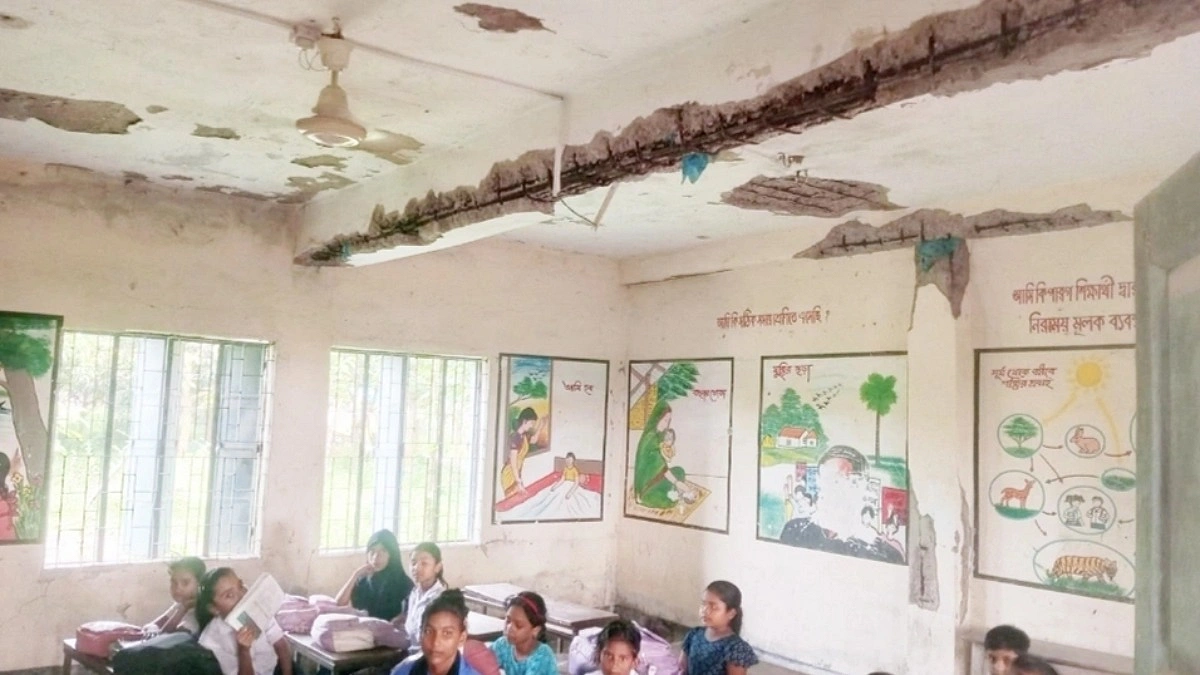 রাণীনগরে ৫৩ প্রাথমিক বিদ্যালয়ের ভবনে ফাটল, ঝুঁকি নিয়ে পাঠদান