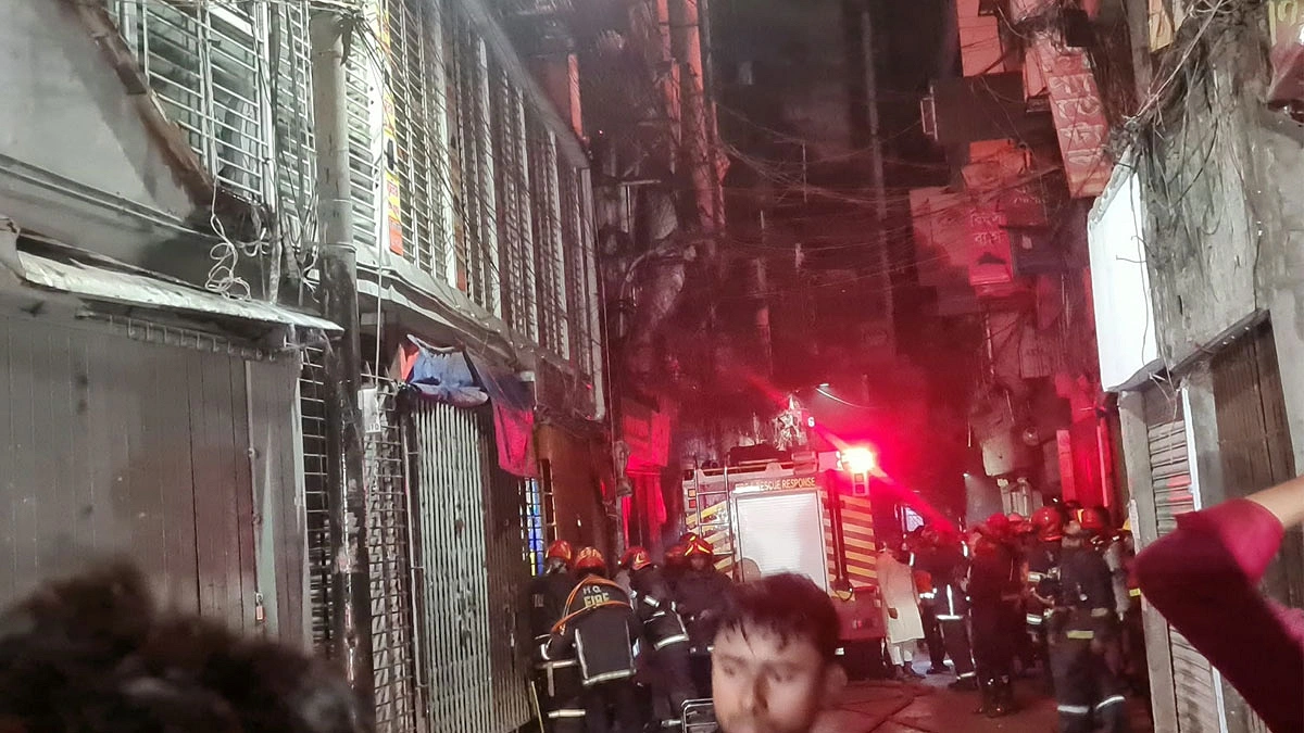 সরু গলি ও দোকানের সাটার বন্ধ থাকায় আগুন নেভাতে বেগ পাচ্ছে ফায়ার সার্ভিস। ছবি: সংগৃহীত