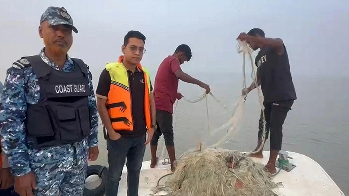 চাঁদপুরে ৩০ কেজি ইলিশ ও ১০ হাজার মিটার কারেন্ট জাল জব্দ