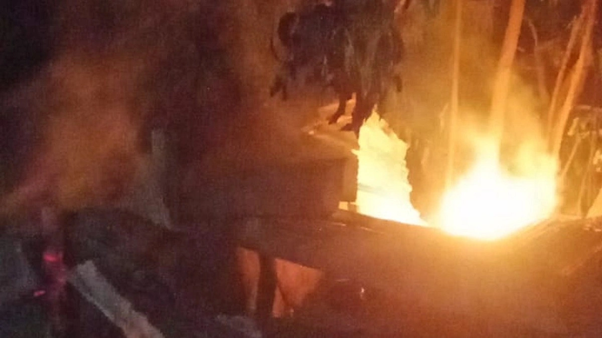উজিরপুরে যুবদলকর্মী খুন : জানাজার পর দুই আসামির বাড়িতে আগুন
