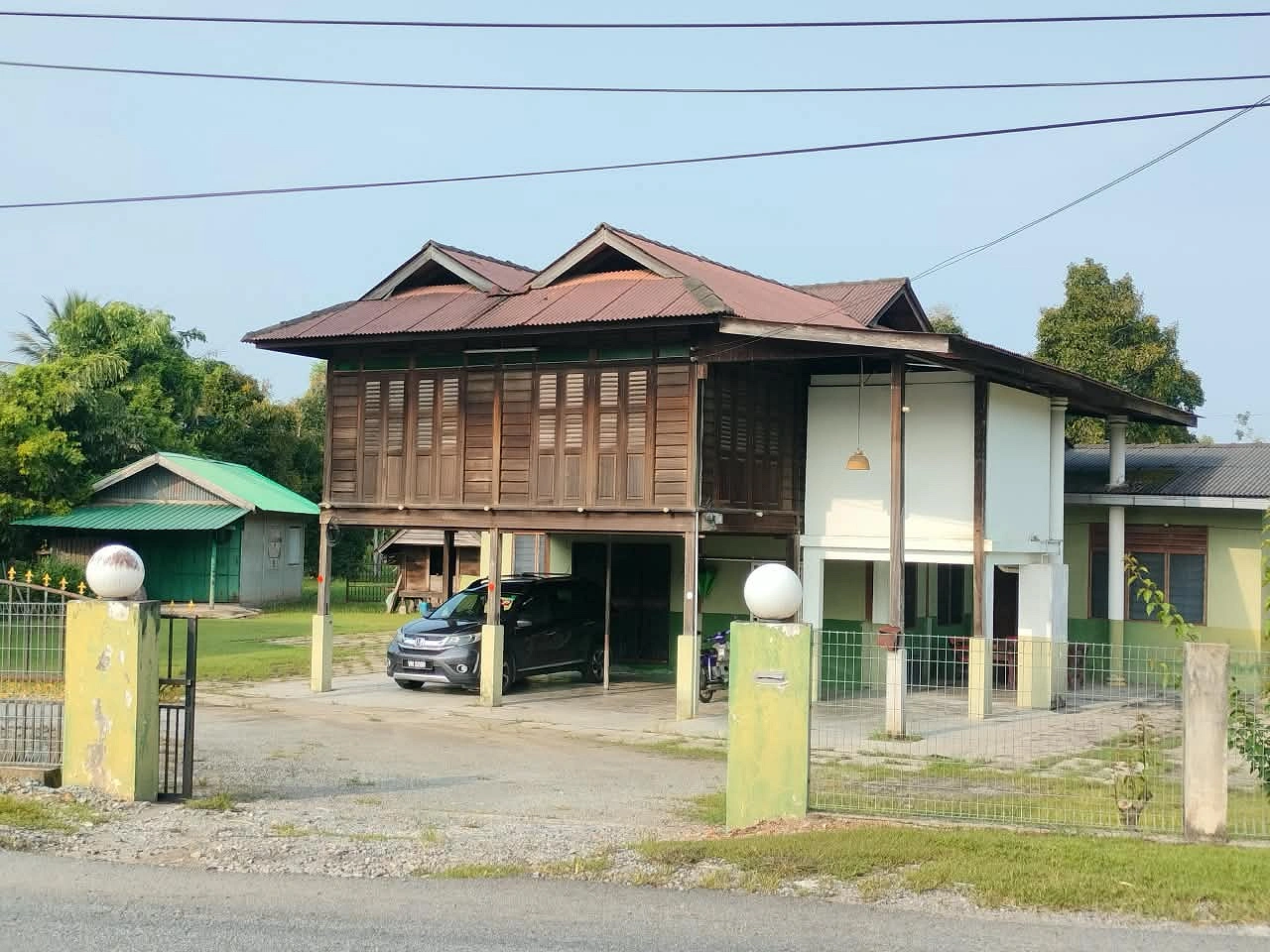 মালয়েশিয়ান স্টাইল কাঠের বাড়ি