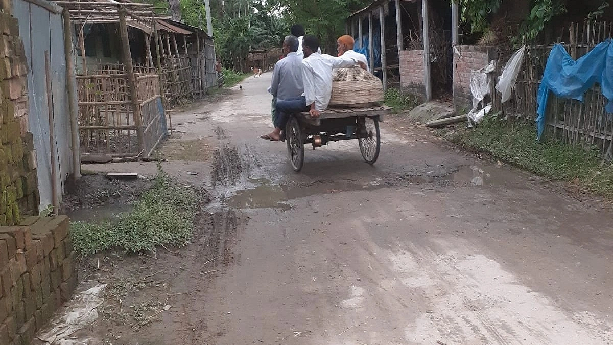 সাত কিলোমিটার সড়ক যেন মৃত্যুফাঁদ