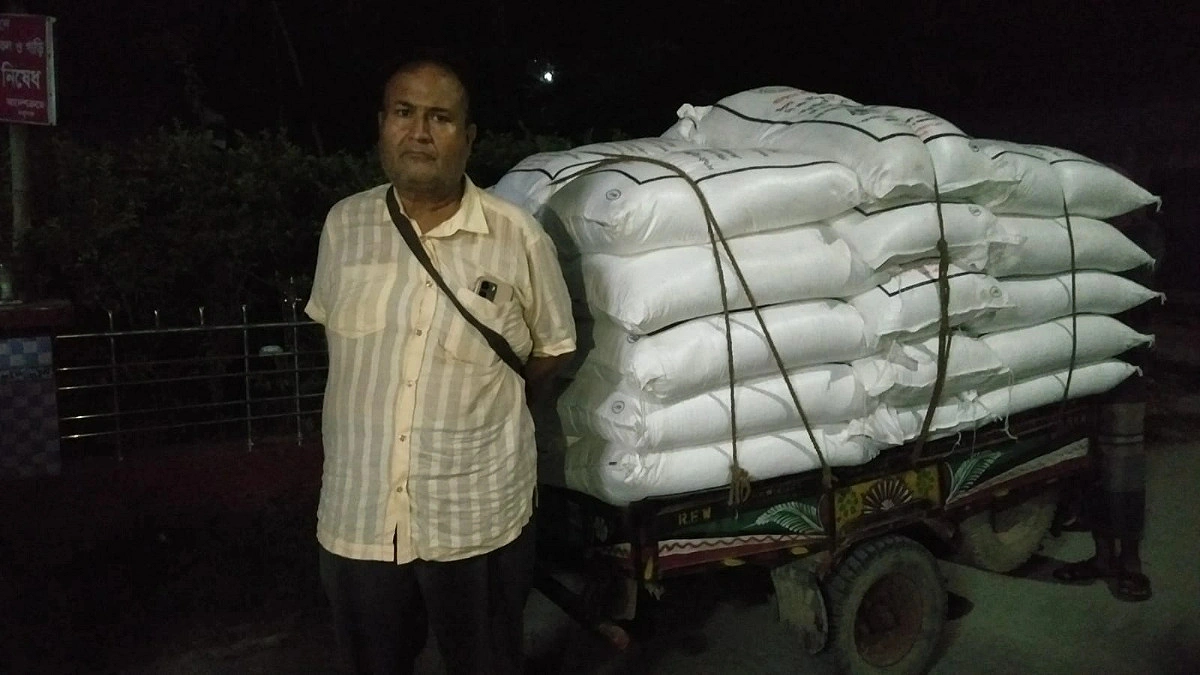রাজবাড়ীতে ৪০ বস্তা ইউরিয়া সার জব্দ