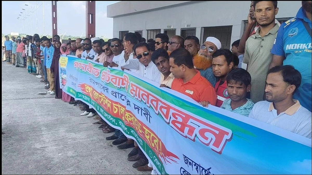 ১৫ দিনের মধ্যে ভাগা রেলস্টেশন চালুর দাবি, ট্রেন থামিয়ে বিক্ষোভ
