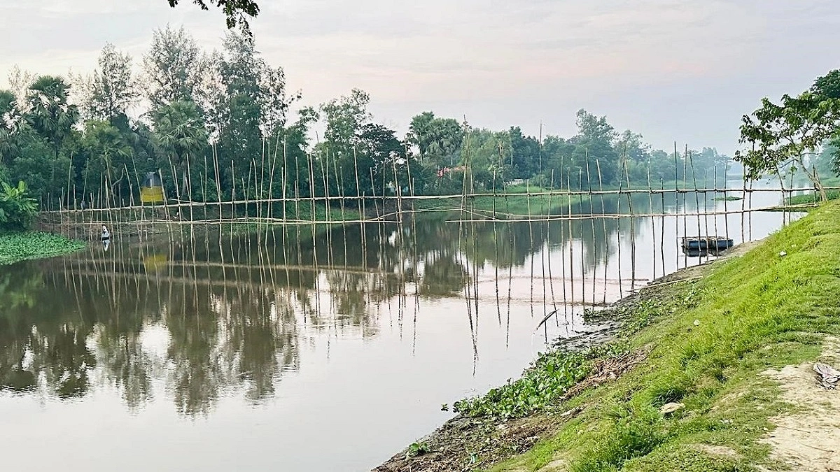 সেতু নেই ডাকাতিয়া নদীতে, স্বেচ্ছাশ্রমে ২৬০ ফুট বাঁশের সাঁকো