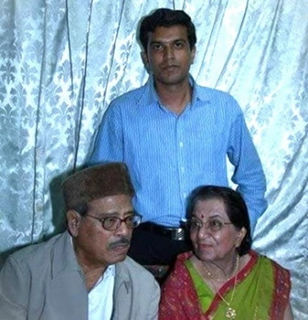 ১৮ ফেব্রুয়ারি ২০০৯ সালে মান্না দে এবং তাঁর সহধর্মিণী সুলোচনা দেবীর সাথে বাংলা একাডেমির প্রেস ভবনে লেখক