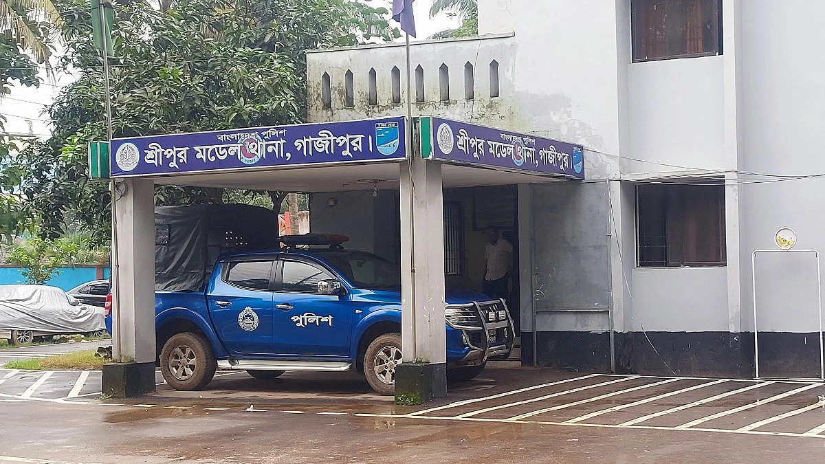 শ্রীপুরে ইয়াবা নিয়ে পুলিশ সদস্যসহ গ্রেপ্তার ৩