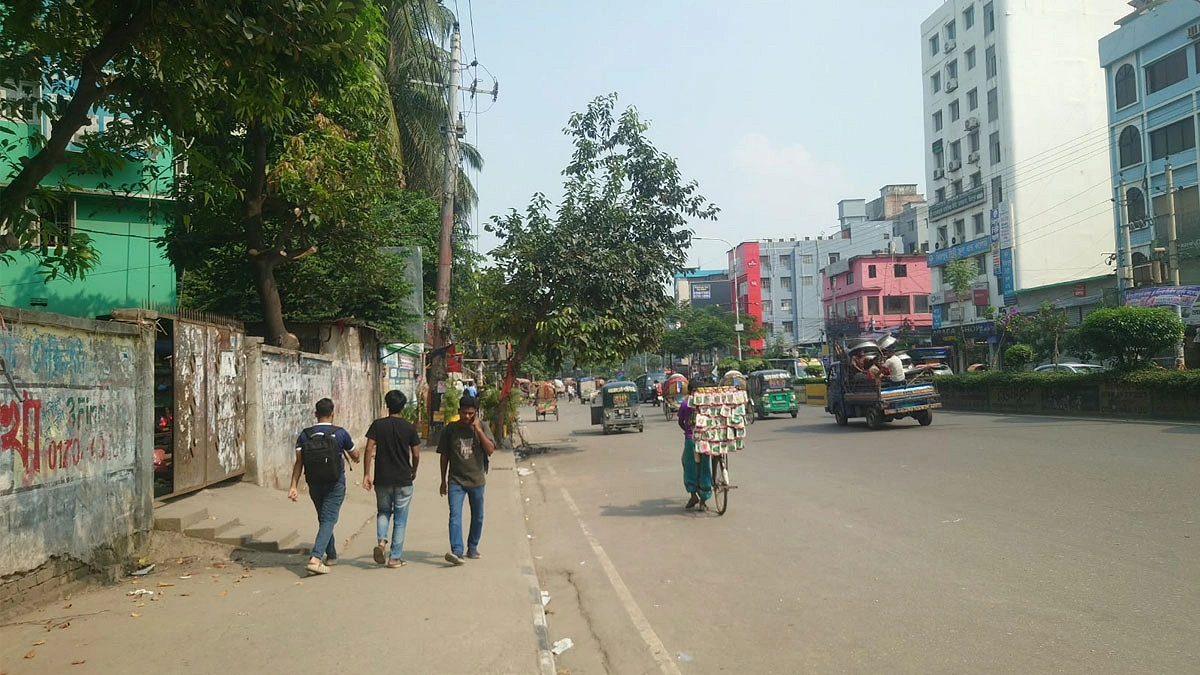 গত বুধবার উচ্ছেদ অভিযানের পর এখনো ফুটপাতে হকারদের বসতে দেখা যায়নি। ছবি: আগামীর সময়