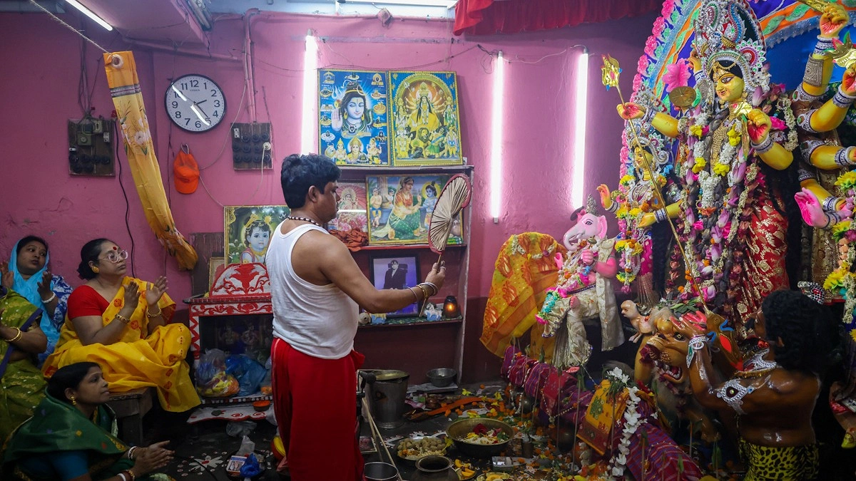 রাজধানীর শাঁখারীবাজারের একটি পূজামণ্ডপে ধর্মীয় আচার পালন করছেন ভক্তরা