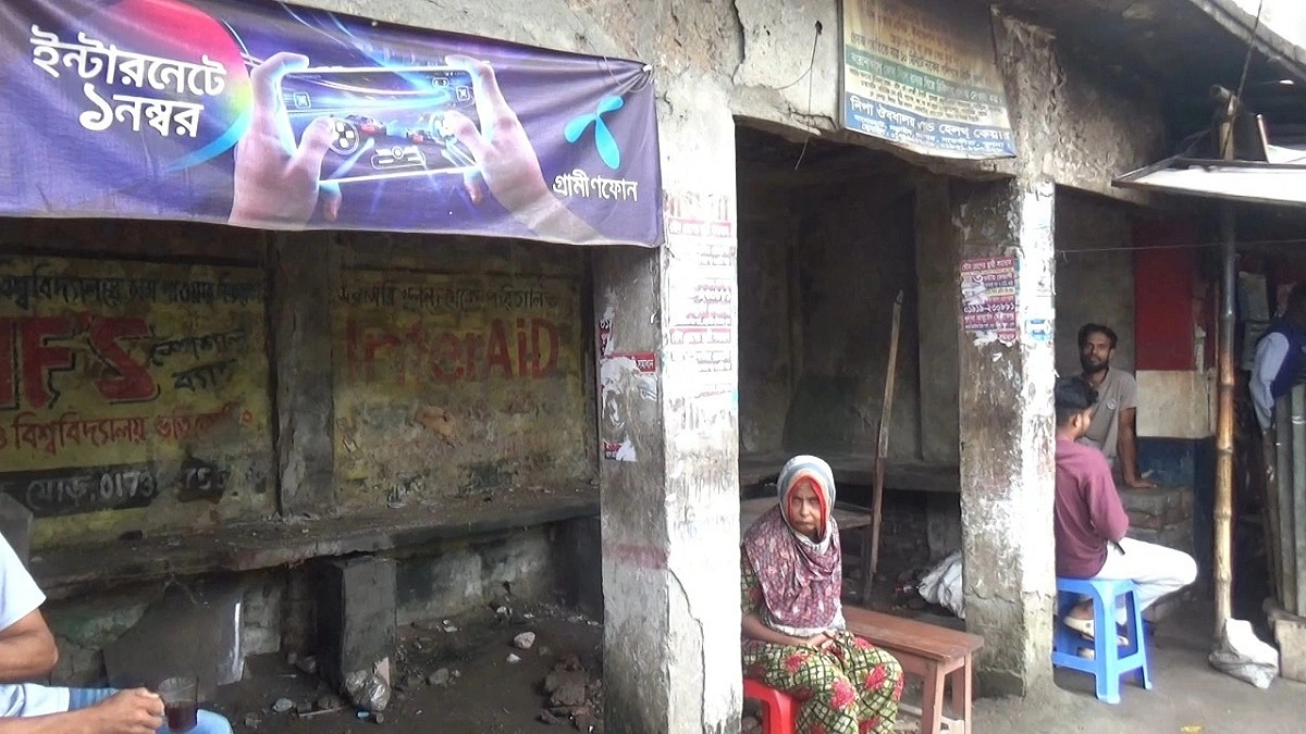 যাত্রী ছাউনি নাকি দোকান? রোদ-বৃষ্টিতে দুর্ভোগে যাত্রীরা