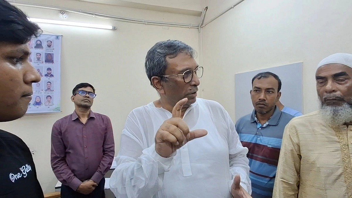 পাসপোর্ট অফিসে এমপি মানিকের হানা, আটক ৩ দালাল