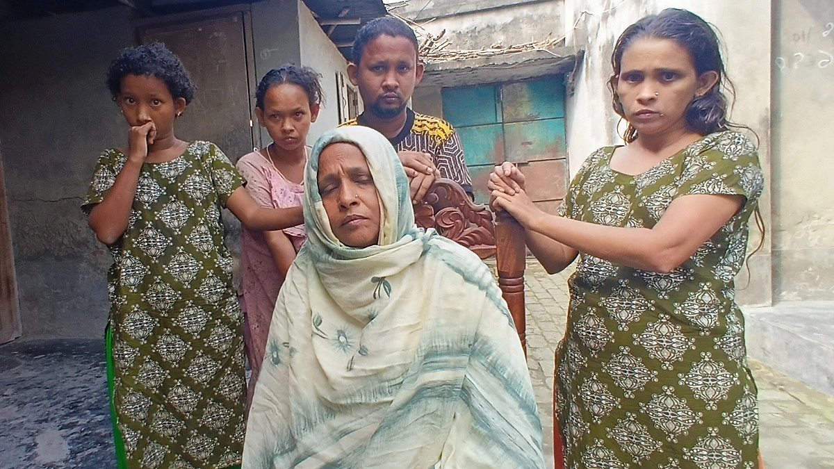 চার প্রতিবন্ধী সন্তান নিয়ে লড়ছেন মা, পাশে বিনা বেতনের শিক্ষকেরা