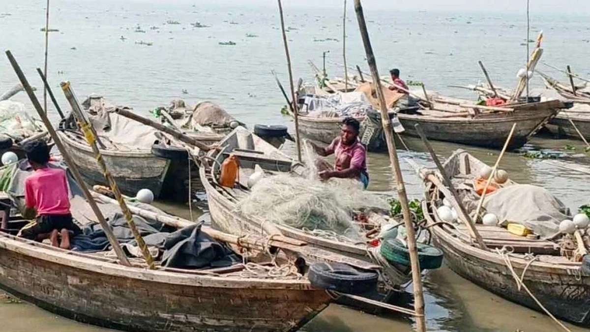 ২২ দিনের নিষেধাজ্ঞায় উজিরপুরের জেলেদের সংসার চালানোর চিন্তা