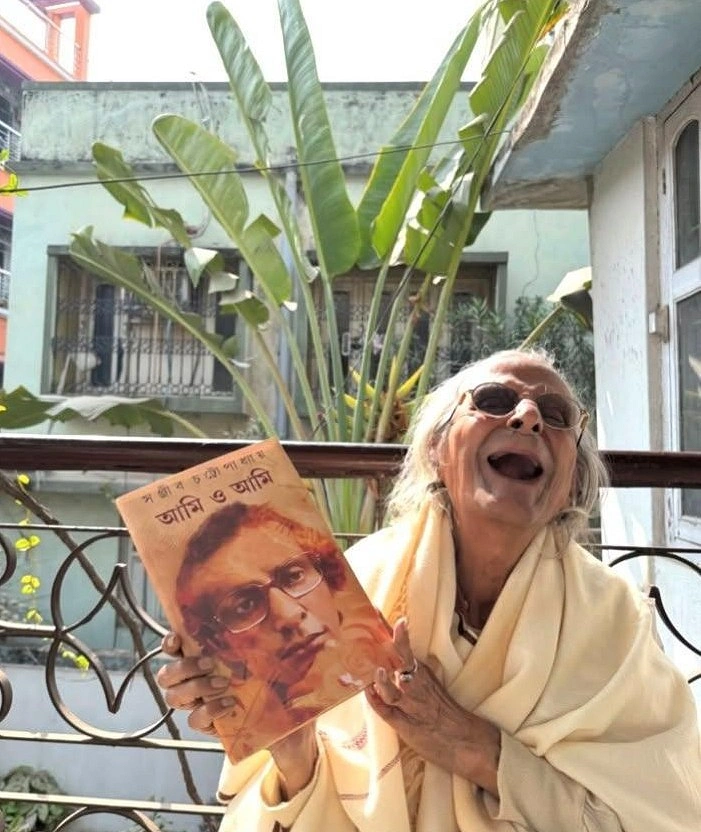 নিজের আত্মজীবনী ‘আমি ও আমি’ হাতে লেখক সঞ্জীব চট্টোপাধ্যায়