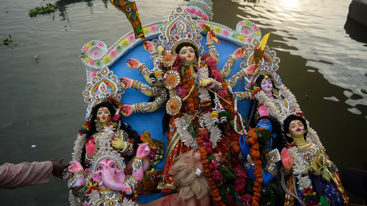 নদীর জলে বিসর্জন দেওয়া হচ্ছে দেবী দুর্গার প্রতিমা