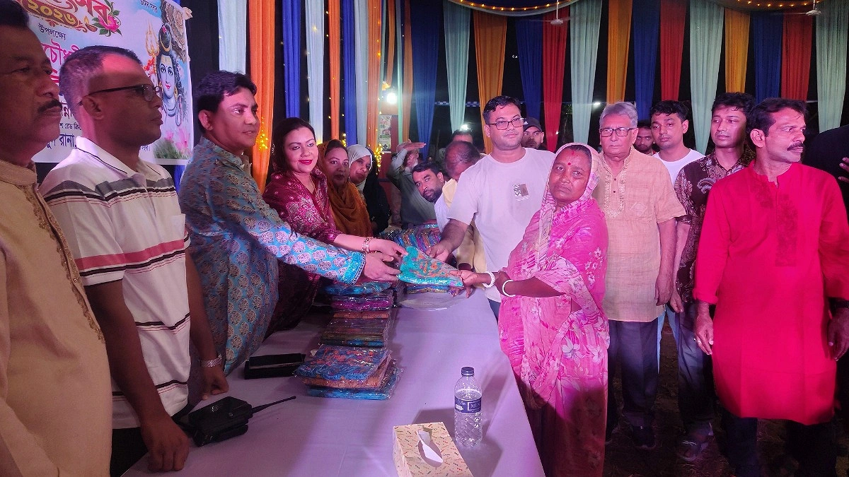 রায়পুরায় দুর্গোৎসব উপলক্ষে দুস্থদের মাঝে বস্ত্র বিতরণ করলেন এমপির স্ত্রী