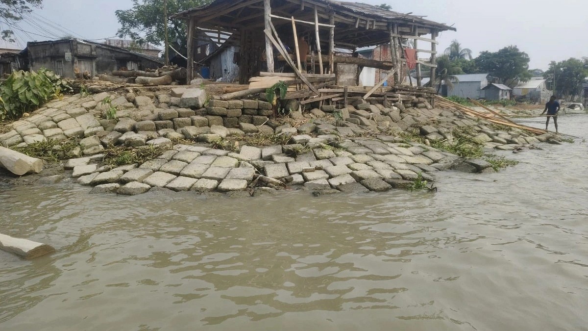 সংস্কারের অভাবে আমতলী শহর রক্ষা বাঁধ ঝুঁকিতে