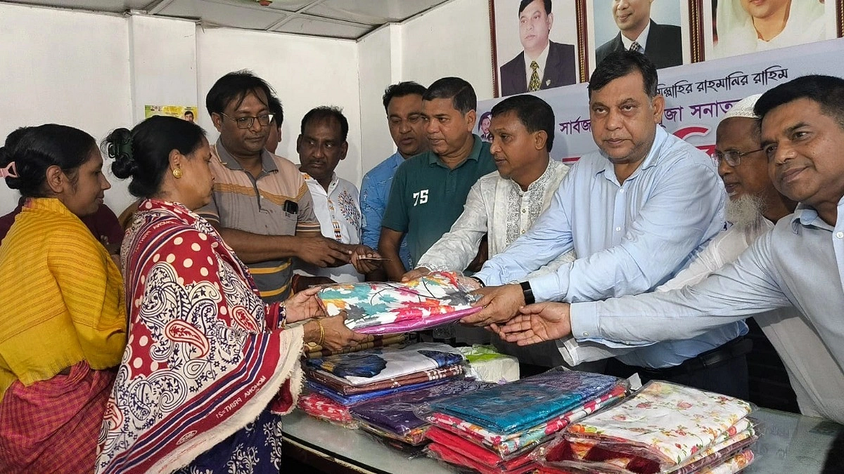 জামালপুরে দুর্গাপূজা উপলক্ষে যুবদল নেতার বস্ত্র বিতরণ