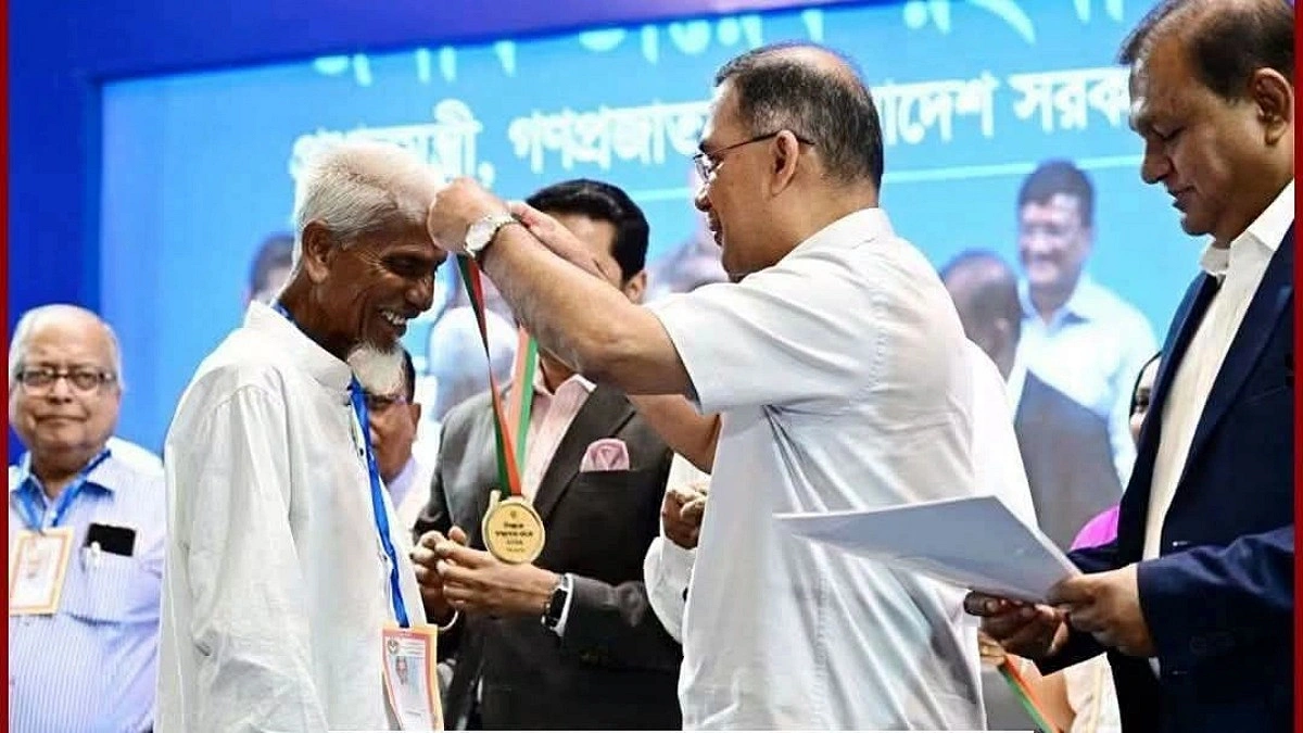 ‘এক টাকার শিক্ষক’ লুৎফুর রহমান পেলেন রাষ্ট্রীয় স্বীকৃতি