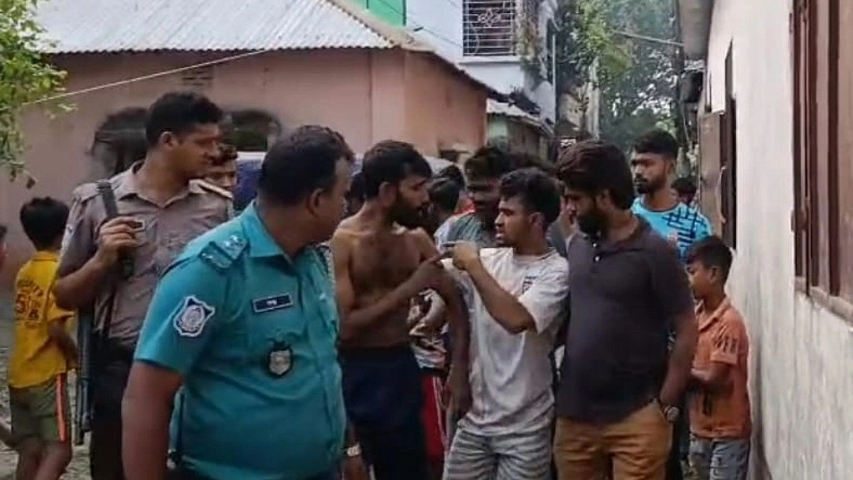 টঙ্গীতে পাইপ চুরির অভিযোগে দুই ভাইকে পিটুনি