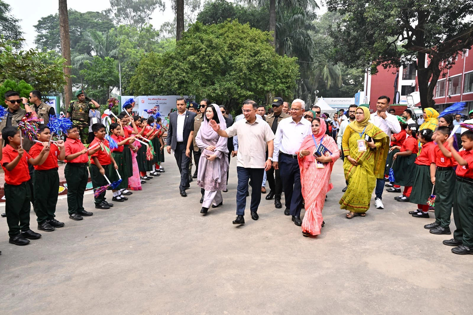 বাংলাদেশ শিশু একাডেমিতে পৌঁছালে ১৫০ জন শিশু প্রধানমন্ত্রীকে বরণ করে নেয়। ছবি : সংগৃহীত