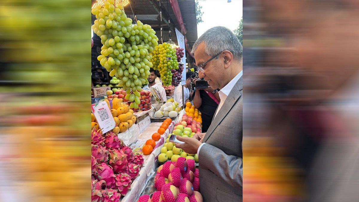 ফল কিনে বাংলা কিউআর দিয়ে দাম দিলেন গভর্নর