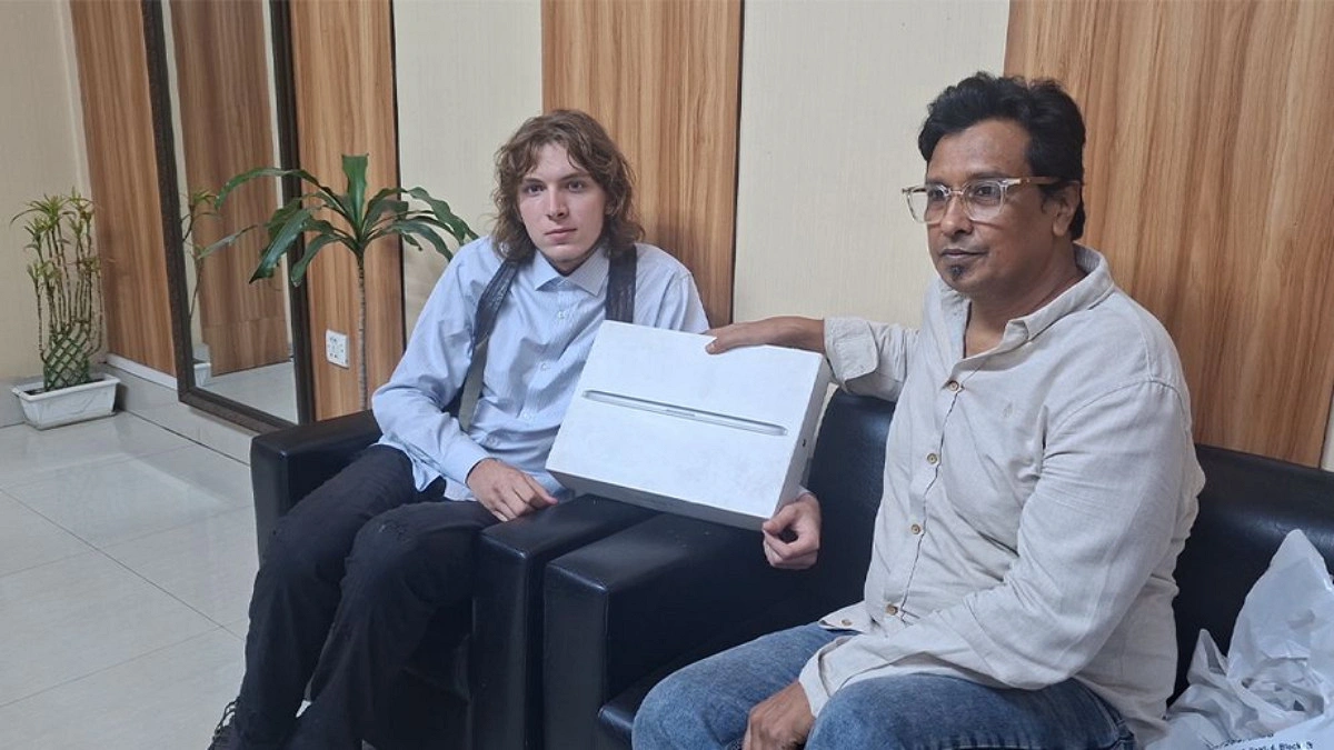 ব্যাগ হারানো জার্মান পর্যটককে ল্যাপটপ উপহার