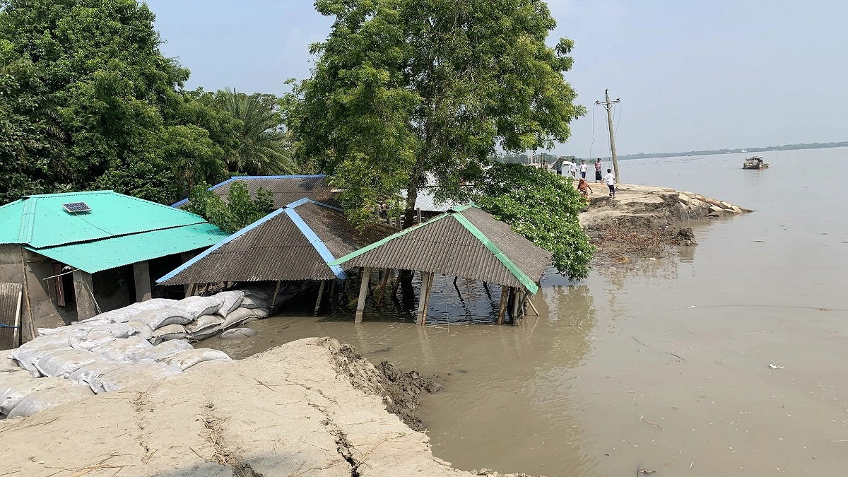 দাকোপে পাউবোর ৪০ মিটার বেড়িবাঁধ নদীগর্ভে বিলীন