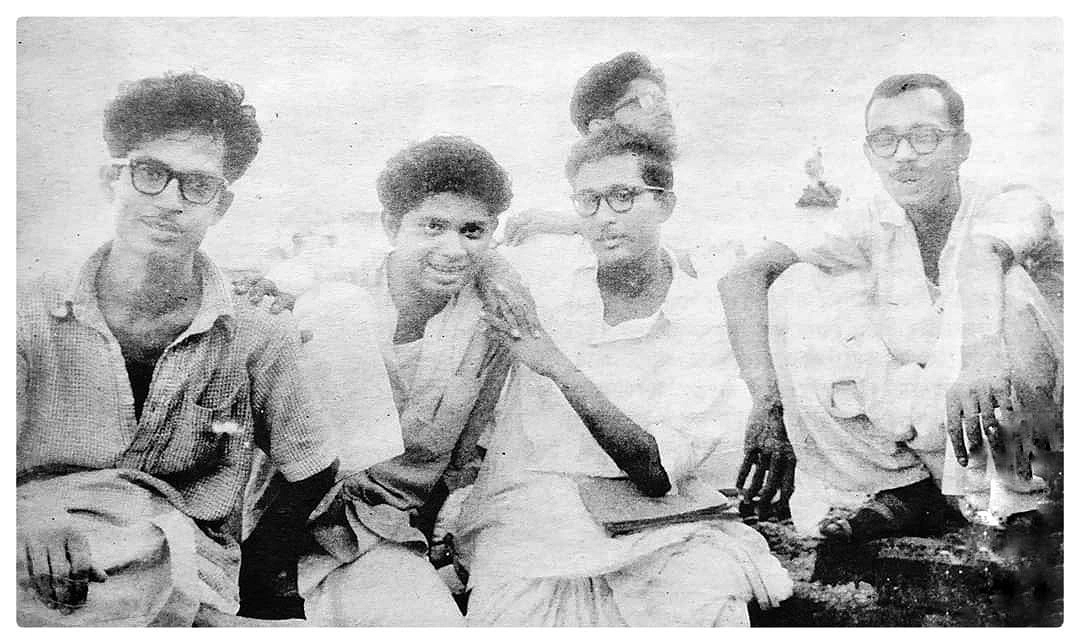 সমবেত প্রতিদ্বন্দ্বী। বাঁ দিক থেকে দীপক মজুমদার, সুনীল গঙ্গোপাধ্যায়, প্রণবকুমার মুখোপাধ্যায়, পেছনে উৎপল রায়চৌধুরী ও শক্তি চট্টোপাধ্যায়। ছবি: পূর্ণেন্দু পত্রী