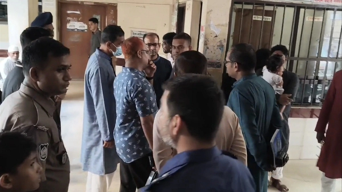 নিয়ন্ত্রণ হারিয়ে পুলিশের পিকআপ খাদে, পুলিশ-আসামিসহ আহত ৫