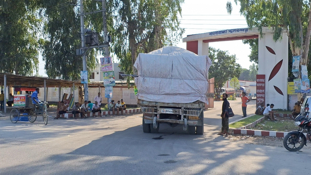 বাংলাবান্ধা স্থলবন্দরে ৮ দিন আমদানি-রপ্তানি বন্ধ