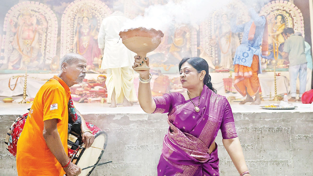 নবমীর উৎসব শেষে পূজায় বিদায়ের সুর