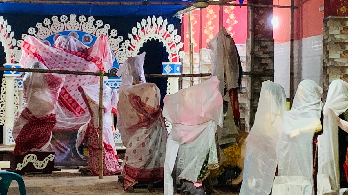 পুরান ঢাকায় দুর্গাপূজার শেষ মুহূর্তের প্রস্তুতি, কেনাকাটায় মন্দা